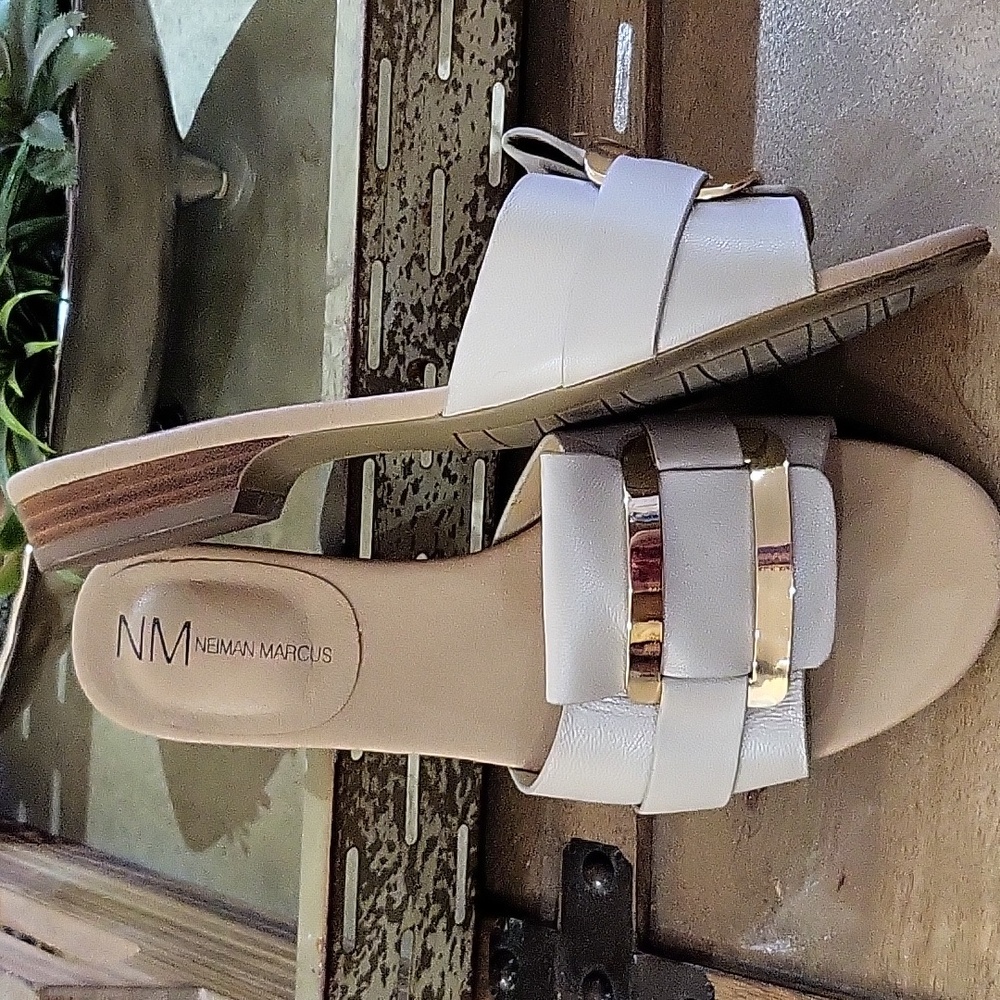 Neiman Marcus Women's Beige Buckle Leather Slip On. Size 8.5 - Picture 2 of 2
